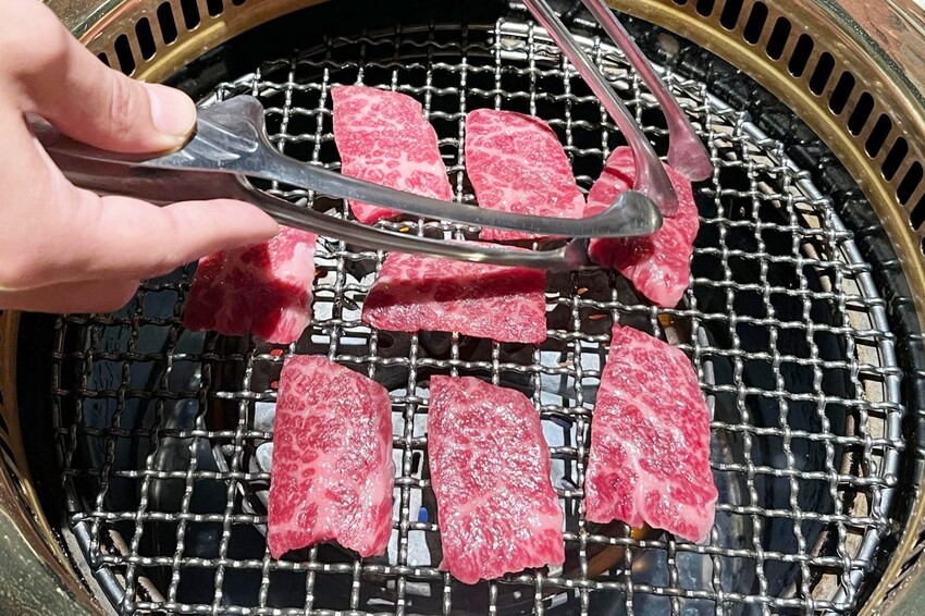 全程專人代烤免動手!多款創意燒肉餐點無極限,老饕必點漢堡排、火焰骰子牛,活體波士頓龍蝦更是千元有找!