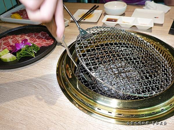 烤完第一道換烤網-紅巢燒肉工房.jpg