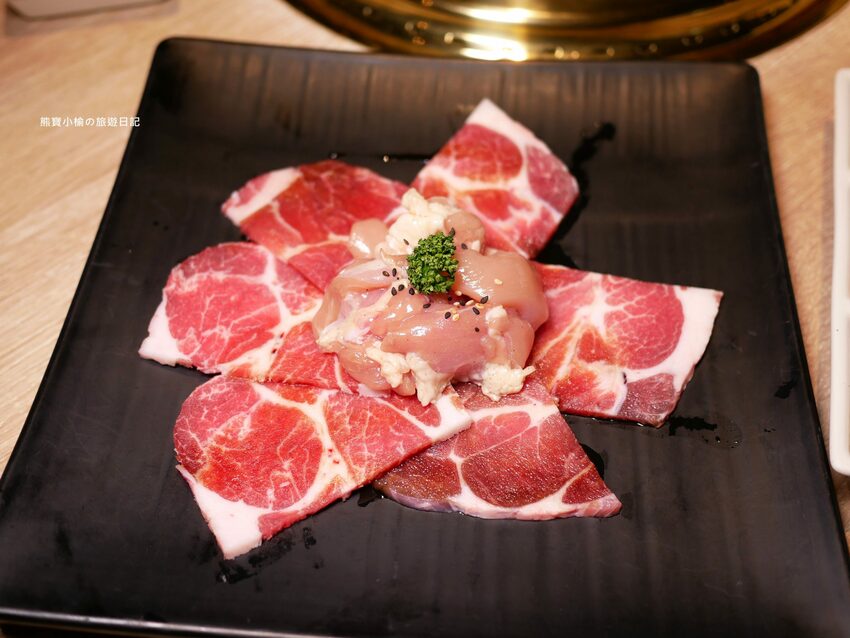 【台中南屯區美食】紅巢燒肉工房公益旗艦店,超平價雙人牛豚燒肉套餐,平日限定1180元!還可加購日本A5和牛、波士頓活龍蝦,生日壽星來店慶生送蛋糕!內文附詳細菜單價位介紹。 @熊寶小榆の旅遊日記