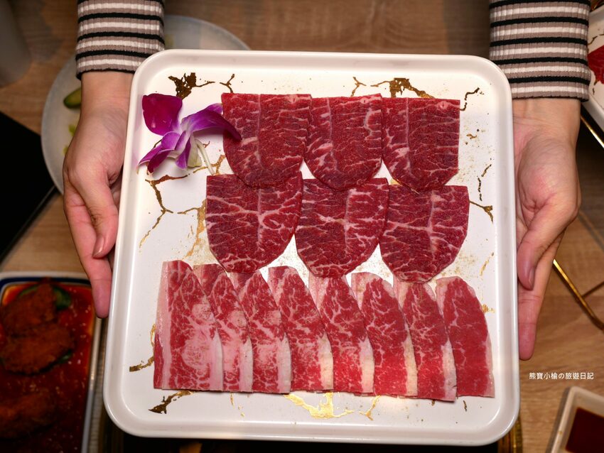 【台中南屯區美食】紅巢燒肉工房公益旗艦店,超平價雙人牛豚燒肉套餐,平日限定1180元!還可加購日本A5和牛、波士頓活龍蝦,生日壽星來店慶生送蛋糕!內文附詳細菜單價位介紹。 @熊寶小榆の旅遊日記