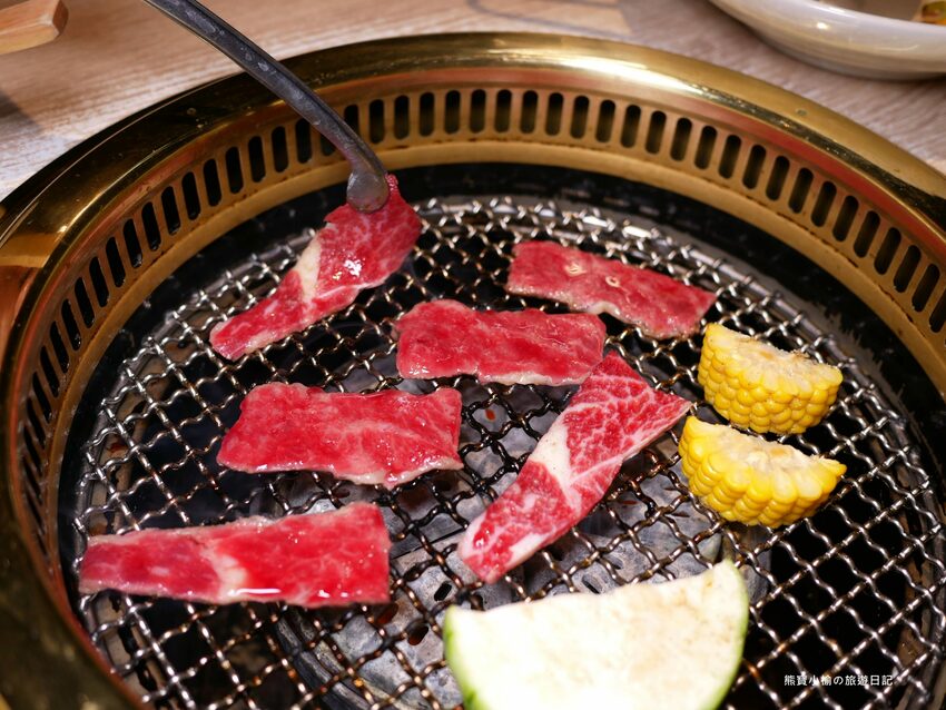 【台中南屯區美食】紅巢燒肉工房公益旗艦店,超平價雙人牛豚燒肉套餐,平日限定1180元!還可加購日本A5和牛、波士頓活龍蝦,生日壽星來店慶生送蛋糕!內文附詳細菜單價位介紹。 @熊寶小榆の旅遊日記