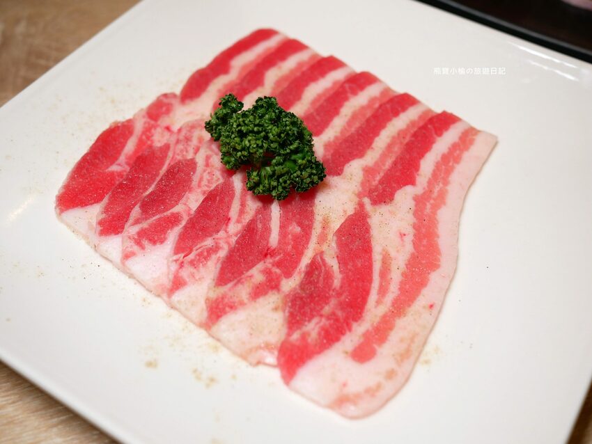 【台中南屯區美食】紅巢燒肉工房公益旗艦店,超平價雙人牛豚燒肉套餐,平日限定1180元!還可加購日本A5和牛、波士頓活龍蝦,生日壽星來店慶生送蛋糕!內文附詳細菜單價位介紹。 @熊寶小榆の旅遊日記