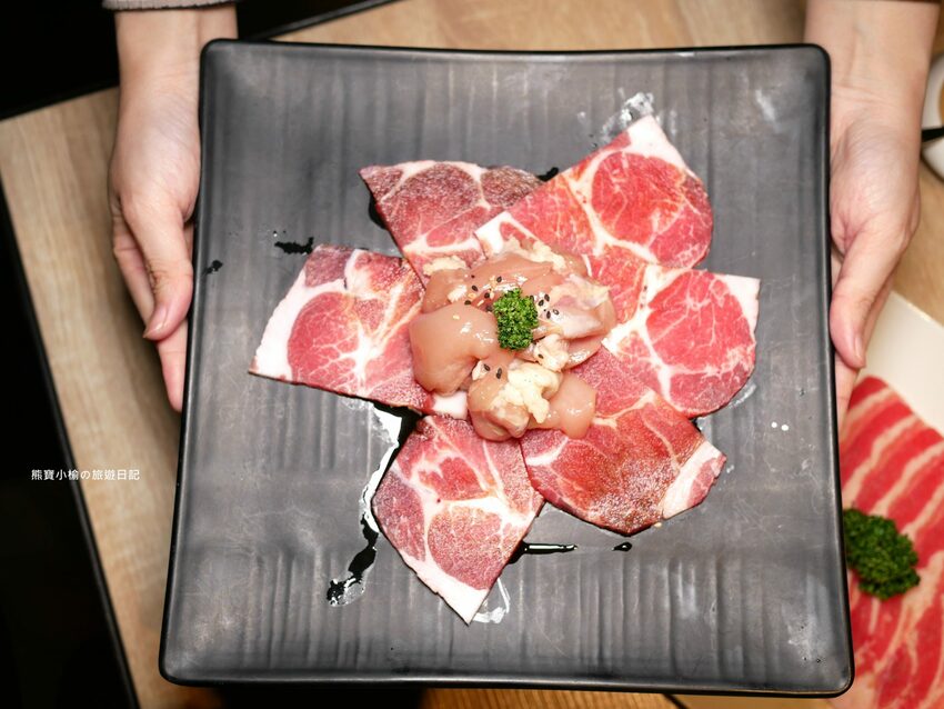 【台中南屯區美食】紅巢燒肉工房公益旗艦店,超平價雙人牛豚燒肉套餐,平日限定1180元!還可加購日本A5和牛、波士頓活龍蝦,生日壽星來店慶生送蛋糕!內文附詳細菜單價位介紹。 @熊寶小榆の旅遊日記