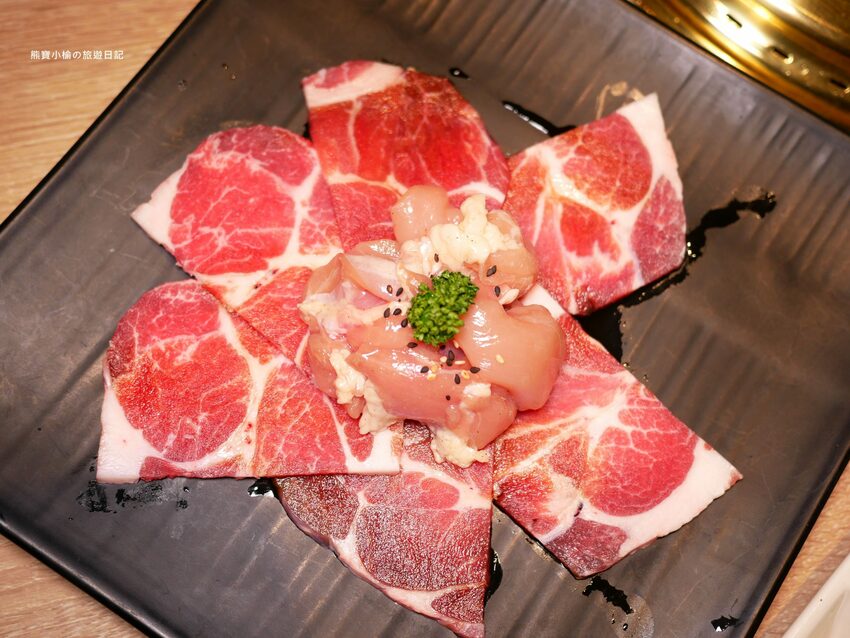 【台中南屯區美食】紅巢燒肉工房公益旗艦店,超平價雙人牛豚燒肉套餐,平日限定1180元!還可加購日本A5和牛、波士頓活龍蝦,生日壽星來店慶生送蛋糕!內文附詳細菜單價位介紹。 @熊寶小榆の旅遊日記