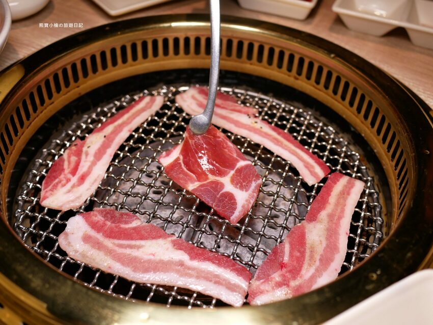 【台中南屯區美食】紅巢燒肉工房公益旗艦店,超平價雙人牛豚燒肉套餐,平日限定1180元!還可加購日本A5和牛、波士頓活龍蝦,生日壽星來店慶生送蛋糕!內文附詳細菜單價位介紹。 @熊寶小榆の旅遊日記