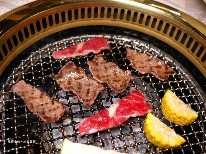 【台中南屯區美食】紅巢燒肉工房公益旗艦店,超平價雙人牛豚燒肉套餐,平日限定1180元!還可加購日本A5和牛、波士頓活龍蝦,生日壽星來店慶生送蛋糕!內文附詳細菜單價位介紹。 @熊寶小榆の旅遊日記