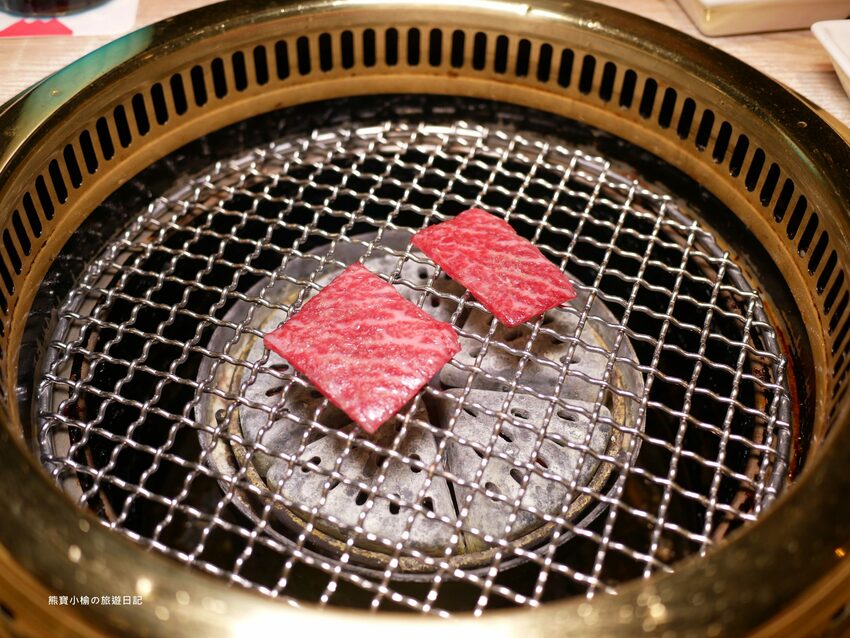 【台中南屯區美食】紅巢燒肉工房公益旗艦店,超平價雙人牛豚燒肉套餐,平日限定1180元!還可加購日本A5和牛、波士頓活龍蝦,生日壽星來店慶生送蛋糕!內文附詳細菜單價位介紹。 @熊寶小榆の旅遊日記