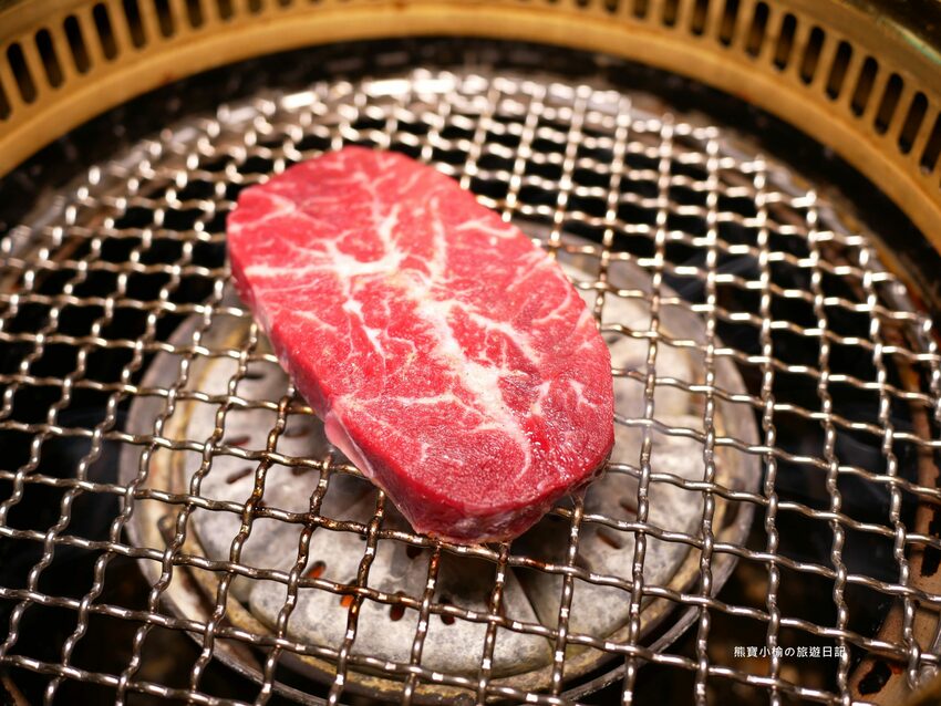 【台中南屯區美食】紅巢燒肉工房公益旗艦店,超平價雙人牛豚燒肉套餐,平日限定1180元!還可加購日本A5和牛、波士頓活龍蝦,生日壽星來店慶生送蛋糕!內文附詳細菜單價位介紹。 @熊寶小榆の旅遊日記