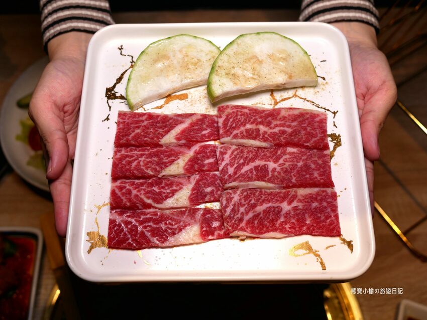 【台中南屯區美食】紅巢燒肉工房公益旗艦店,超平價雙人牛豚燒肉套餐,平日限定1180元!還可加購日本A5和牛、波士頓活龍蝦,生日壽星來店慶生送蛋糕!內文附詳細菜單價位介紹。 @熊寶小榆の旅遊日記