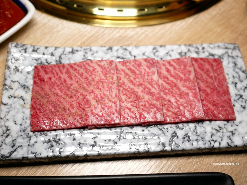 【台中南屯區美食】紅巢燒肉工房公益旗艦店,超平價雙人牛豚燒肉套餐,平日限定1180元!還可加購日本A5和牛、波士頓活龍蝦,生日壽星來店慶生送蛋糕!內文附詳細菜單價位介紹。 @熊寶小榆の旅遊日記