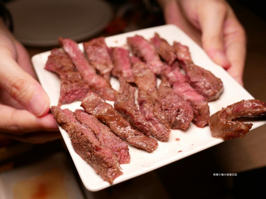 【台中南屯區美食】紅巢燒肉工房公益旗艦店,超平價雙人牛豚燒肉套餐,平日限定1180元!還可加購日本A5和牛、波士頓活龍蝦,生日壽星來店慶生送蛋糕!內文附詳細菜單價位介紹。 @熊寶小榆の旅遊日記