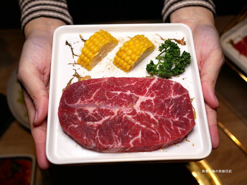 【台中南屯區美食】紅巢燒肉工房公益旗艦店,超平價雙人牛豚燒肉套餐,平日限定1180元!還可加購日本A5和牛、波士頓活龍蝦,生日壽星來店慶生送蛋糕!內文附詳細菜單價位介紹。 @熊寶小榆の旅遊日記