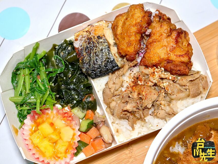 台南日式咖哩／當天採買備料新鮮現做／每日限量供應賣完提早收／不定期推出隱藏版菜色／平日限定三主菜便當只要100元／日式和風料理x創意西式手法