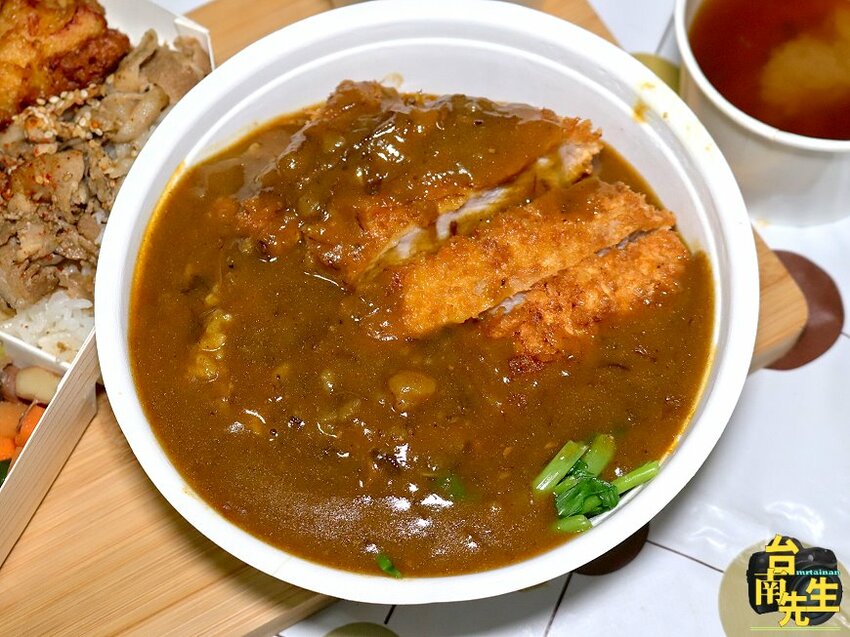 台南日式咖哩／當天採買備料新鮮現做／每日限量供應賣完提早收／不定期推出隱藏版菜色／平日限定三主菜便當只要100元／日式和風料理x創意西式手法