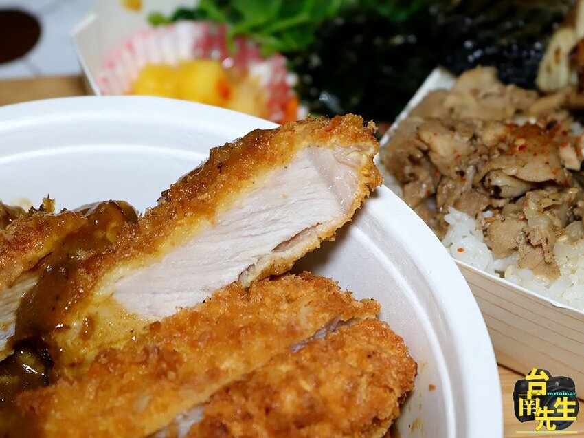 台南日式咖哩／當天採買備料新鮮現做／每日限量供應賣完提早收／不定期推出隱藏版菜色／平日限定三主菜便當只要100元／日式和風料理x創意西式手法