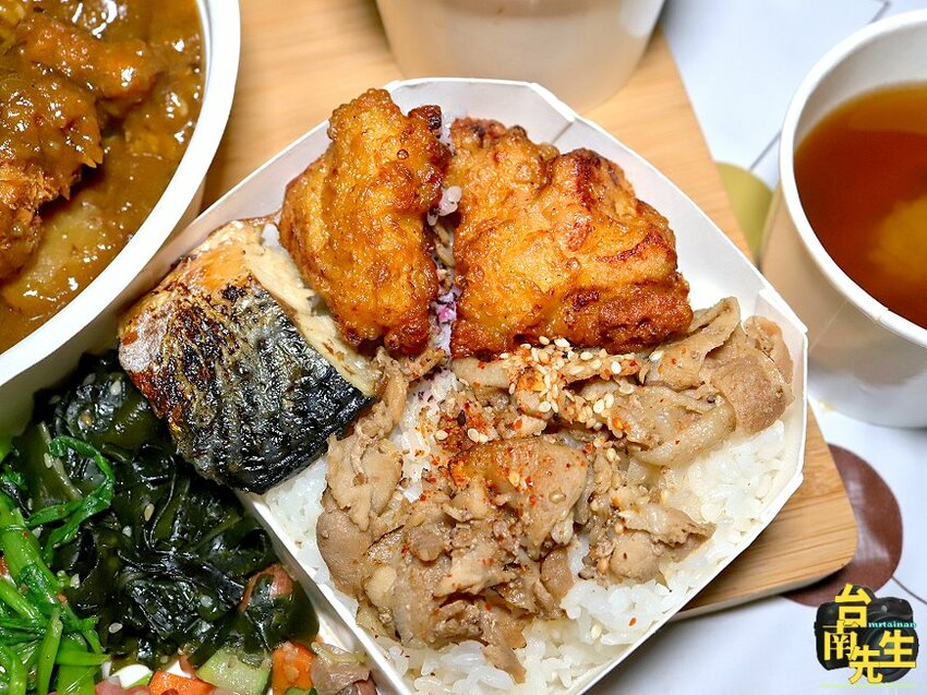 台南日式咖哩／當天採買備料新鮮現做／每日限量供應賣完提早收／不定期推出隱藏版菜色／平日限定三主菜便當只要100元／日式和風料理x創意西式手法