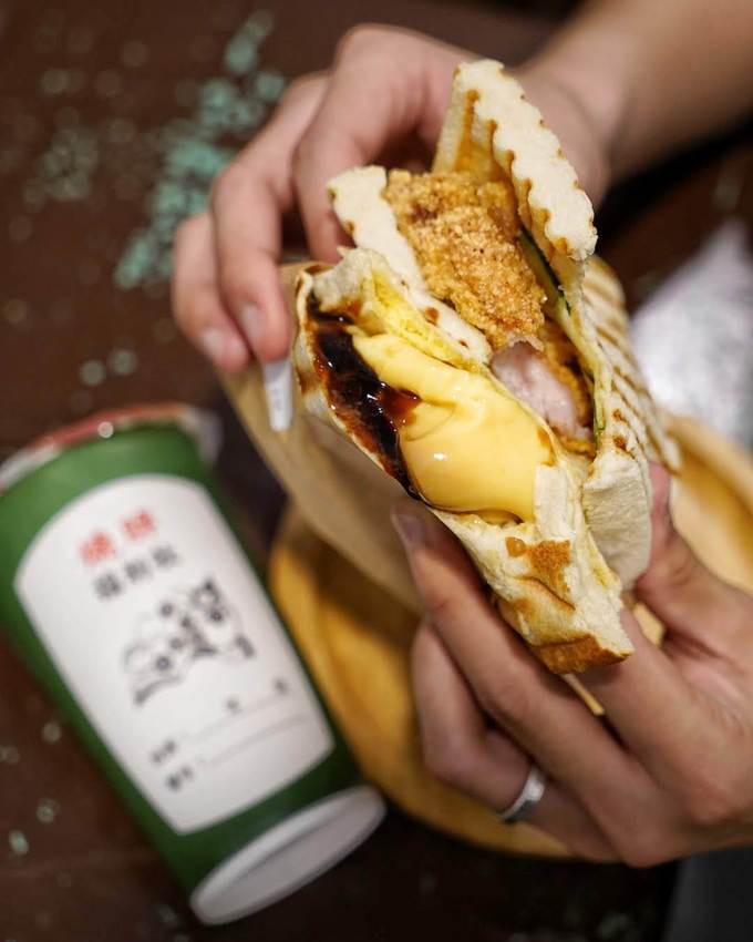 【燒胖-肉蛋吐司專賣店】新竹超夯人氣美食，必點功夫腿排蛋、布丁奶奶！隔壁就是鐵道星巴克(近新豐火車站) - 阿華田的美食日記