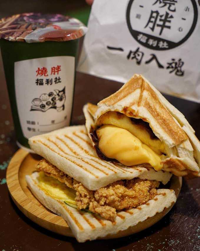 【燒胖-肉蛋吐司專賣店】新竹超夯人氣美食，必點功夫腿排蛋、布丁奶奶！隔壁就是鐵道星巴克(近新豐火車站) - 阿華田的美食日記