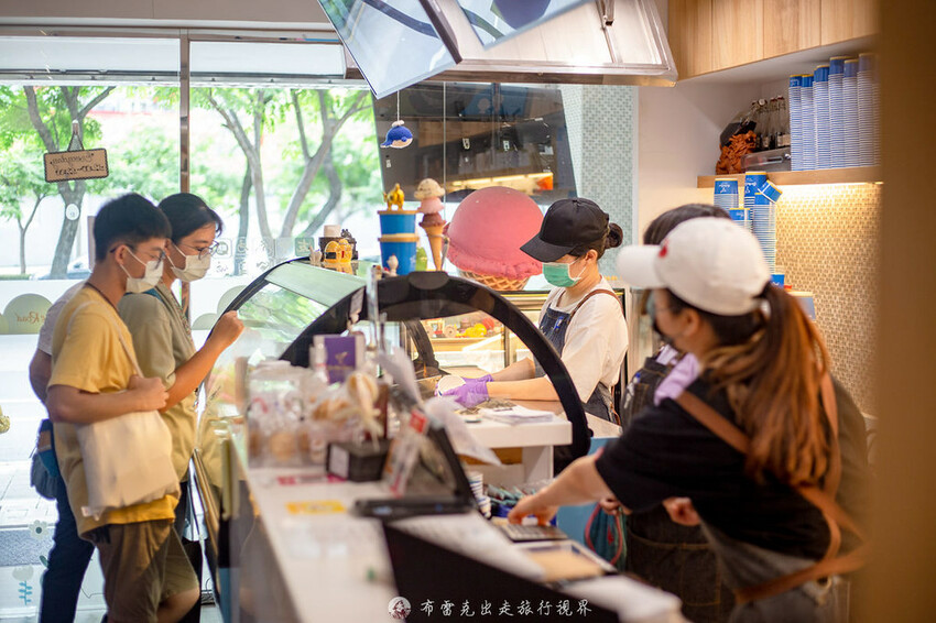 高人氣的義式冰淇淋連併排違停都想要買，超級推薦抹茶柚子脆片與柚香檸檬雪酪，好吃｜布雷克出走旅行視界