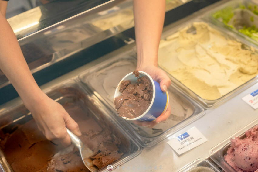 高人氣的義式冰淇淋連併排違停都想要買，超級推薦抹茶柚子脆片與柚香檸檬雪酪，好吃｜布雷克出走旅行視界