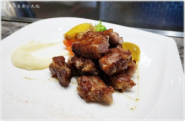 合榭創意板燒小廚：台中南區』合榭 精緻鐵板料理║忠孝夜市排隊美食。高CP值鐵板燒，尚青的海陸大餐，另有平日商業午餐只要199元!