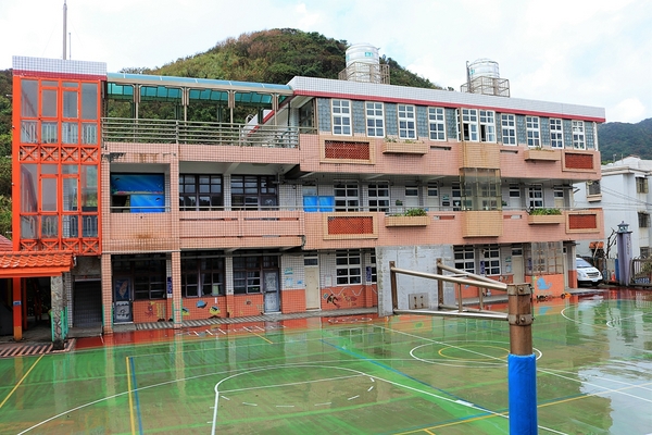 和美國小：【新北市貢寮景點】和美國小~漁村校園吹著海洋風