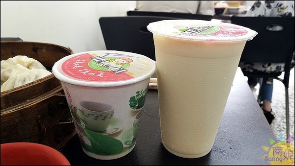 老舖子湯包&美又美：逢甲人氣中式早午餐。老舖子湯包。手作爆漿湯包湯汁滿滿只要15元CP值超高 蛋餅炒麵也很推