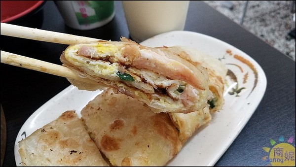 老舖子湯包&美又美：逢甲人氣中式早午餐。老舖子湯包。手作爆漿湯包湯汁滿滿只要15元CP值超高 蛋餅炒麵也很推