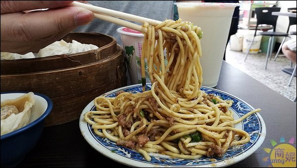 老舖子湯包&美又美：逢甲人氣中式早午餐。老舖子湯包。手作爆漿湯包湯汁滿滿只要15元CP值超高 蛋餅炒麵也很推