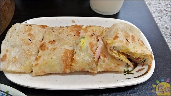 老舖子湯包&美又美：逢甲人氣中式早午餐。老舖子湯包。手作爆漿湯包湯汁滿滿只要15元CP值超高 蛋餅炒麵也很推