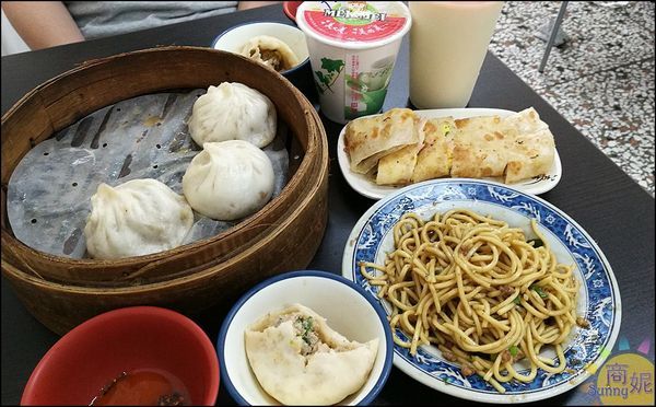 老舖子湯包&美又美：逢甲人氣中式早午餐。老舖子湯包。手作爆漿湯包湯汁滿滿只要15元CP值超高 蛋餅炒麵也很推