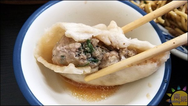 老舖子湯包&美又美：逢甲人氣中式早午餐。老舖子湯包。手作爆漿湯包湯汁滿滿只要15元CP值超高 蛋餅炒麵也很推