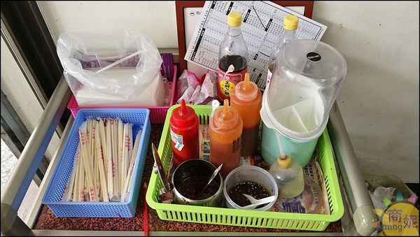 老舖子湯包&美又美：逢甲人氣中式早午餐。老舖子湯包。手作爆漿湯包湯汁滿滿只要15元CP值超高 蛋餅炒麵也很推