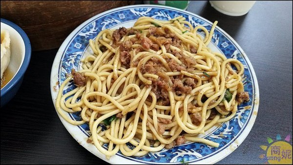 老舖子湯包&美又美：逢甲人氣中式早午餐。老舖子湯包。手作爆漿湯包湯汁滿滿只要15元CP值超高 蛋餅炒麵也很推