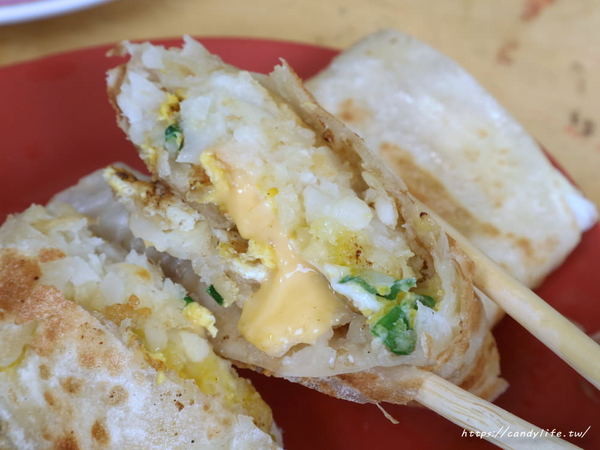 老舖子湯包&美又美：台中美食│老舖子湯包〃湯包有夠大！肉餡紮實鮮美，咬下去會大爆湯汁～