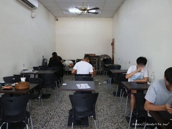 老舖子湯包&美又美：台中美食│老舖子湯包〃湯包有夠大！肉餡紮實鮮美，咬下去會大爆湯汁～