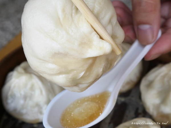 老舖子湯包&美又美：台中美食│老舖子湯包〃湯包有夠大！肉餡紮實鮮美，咬下去會大爆湯汁～