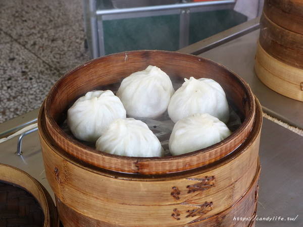 老舖子湯包&美又美：台中美食│老舖子湯包〃湯包有夠大！肉餡紮實鮮美，咬下去會大爆湯汁～