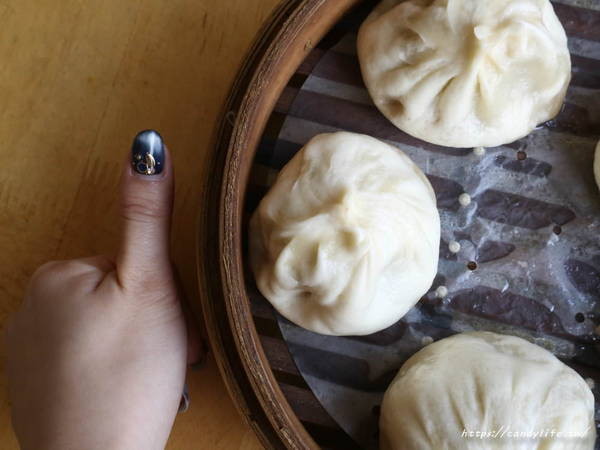 老舖子湯包&美又美：台中美食│老舖子湯包〃湯包有夠大！肉餡紮實鮮美，咬下去會大爆湯汁～