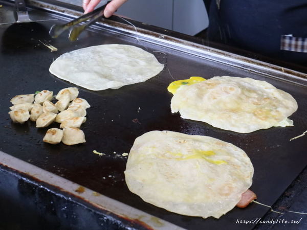 老舖子湯包&美又美：台中美食│老舖子湯包〃湯包有夠大！肉餡紮實鮮美，咬下去會大爆湯汁～