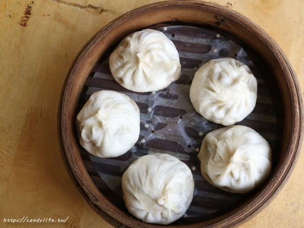 老舖子湯包&美又美：台中美食│老舖子湯包〃湯包有夠大！肉餡紮實鮮美，咬下去會大爆湯汁～