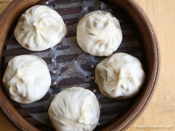 老舖子湯包&美又美：台中美食│老舖子湯包〃湯包有夠大！肉餡紮實鮮美，咬下去會大爆湯汁～