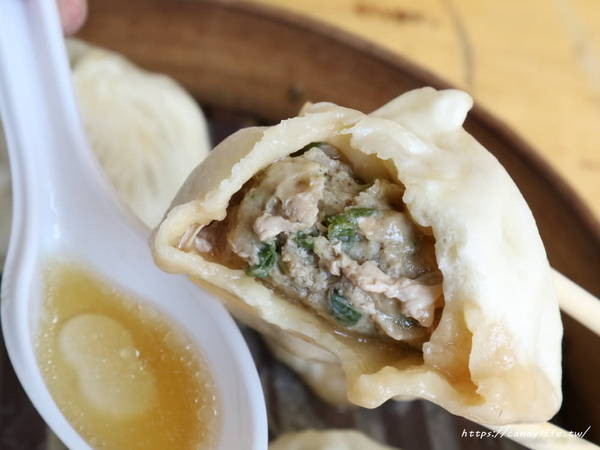 老舖子湯包&美又美：台中美食│老舖子湯包〃湯包有夠大！肉餡紮實鮮美，咬下去會大爆湯汁～