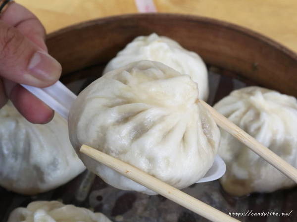 老舖子湯包&美又美：台中美食│老舖子湯包〃湯包有夠大！肉餡紮實鮮美，咬下去會大爆湯汁～