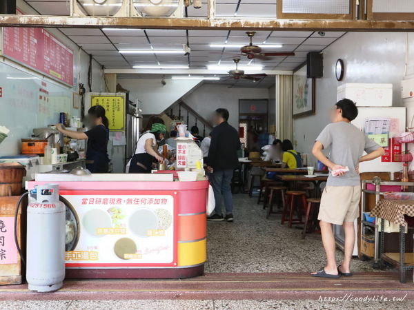 老舖子湯包&美又美：台中美食│老舖子湯包〃湯包有夠大！肉餡紮實鮮美，咬下去會大爆湯汁～