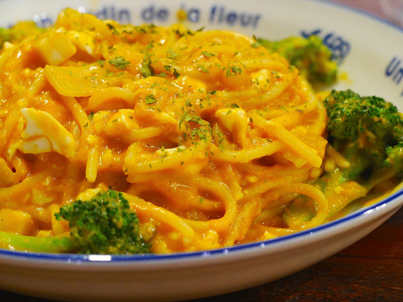 【南京三民下午茶】由你咖啡 Union Kaffe| 舒服寬敞咖啡廳x大量綠色元素|創意南瓜鹹蛋義大利麵x多樣手作甜點（松山區八德路、近京華城）