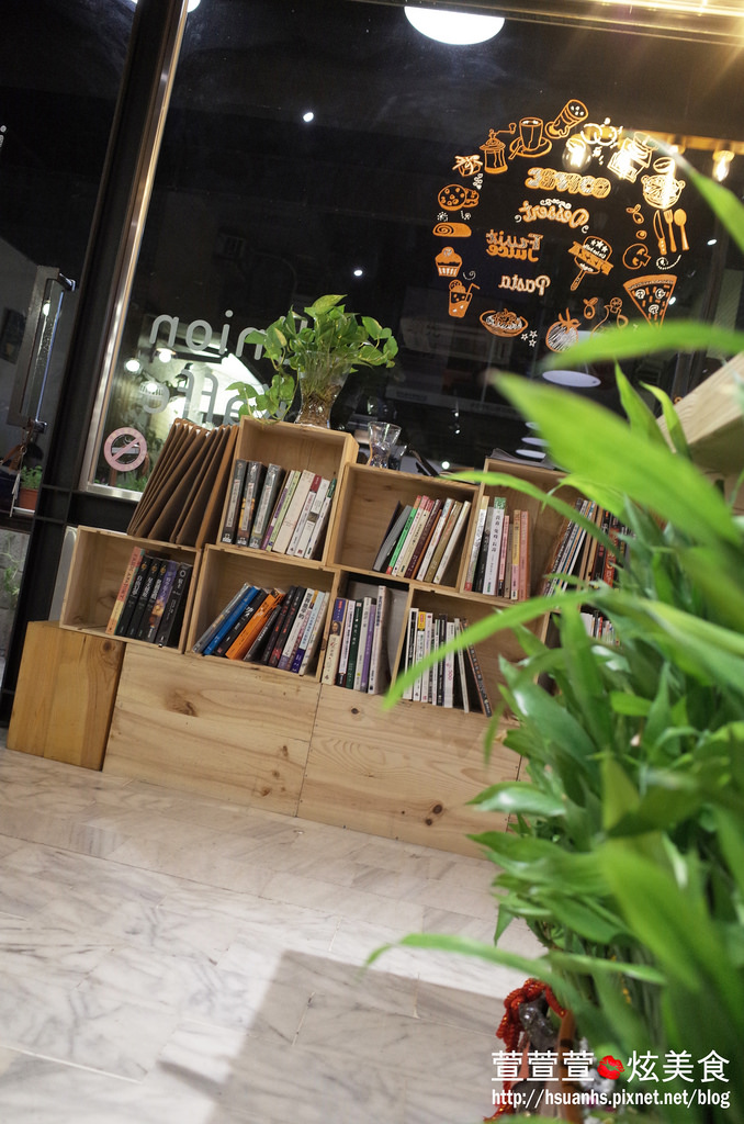 【台北】由你咖啡。南瓜義大利鹹蛋義大利麵、輕食、甜點表現超強!! 值得再訪 捷運南京三民下午茶(不限時/WIFI/閱讀桌燈)