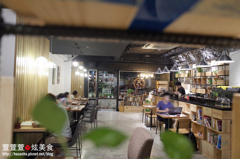 【台北】由你咖啡。南瓜義大利鹹蛋義大利麵、輕食、甜點表現超強!! 值得再訪 捷運南京三民下午茶(不限時/WIFI/閱讀桌燈)