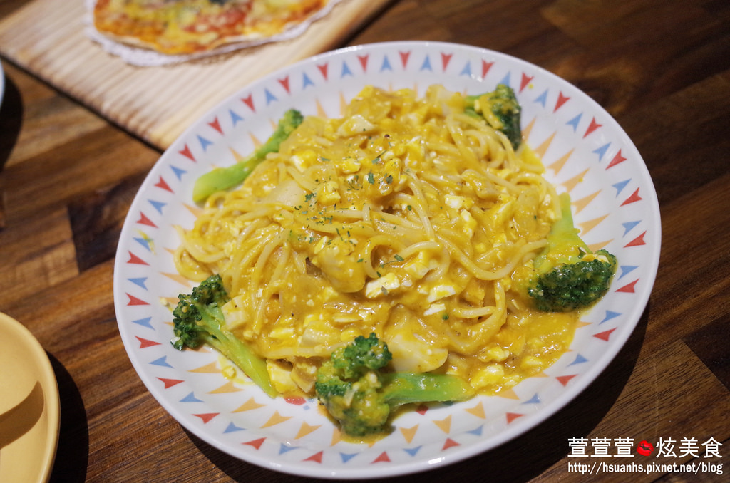 【台北】由你咖啡。南瓜義大利鹹蛋義大利麵、輕食、甜點表現超強!! 值得再訪 捷運南京三民下午茶(不限時/WIFI/閱讀桌燈)