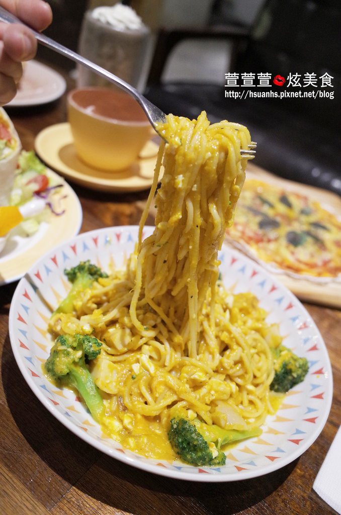 【台北】由你咖啡。南瓜義大利鹹蛋義大利麵、輕食、甜點表現超強!! 值得再訪 捷運南京三民下午茶(不限時/WIFI/閱讀桌燈)